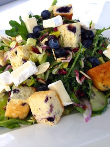 Blueberry crouton salad